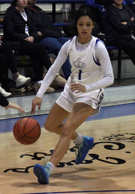 131947722_web1_reed--1-
Mason Countys Amirah Reed works her way down the court during a 2024-25 high school basketball game.